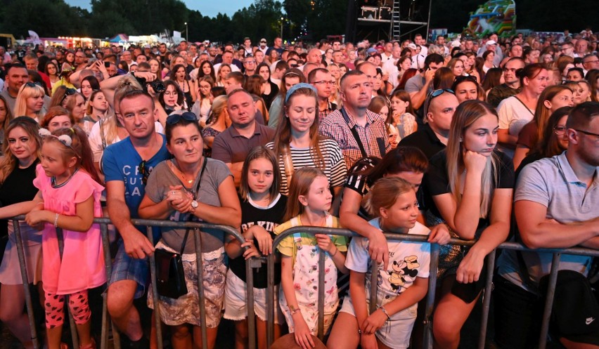 Co za show! Tysiące osób na koncercie Sylwii Grzeszczak na Dymarkach Świętokrzyskich w Nowej Słupi. Zobaczcie zdjęcia