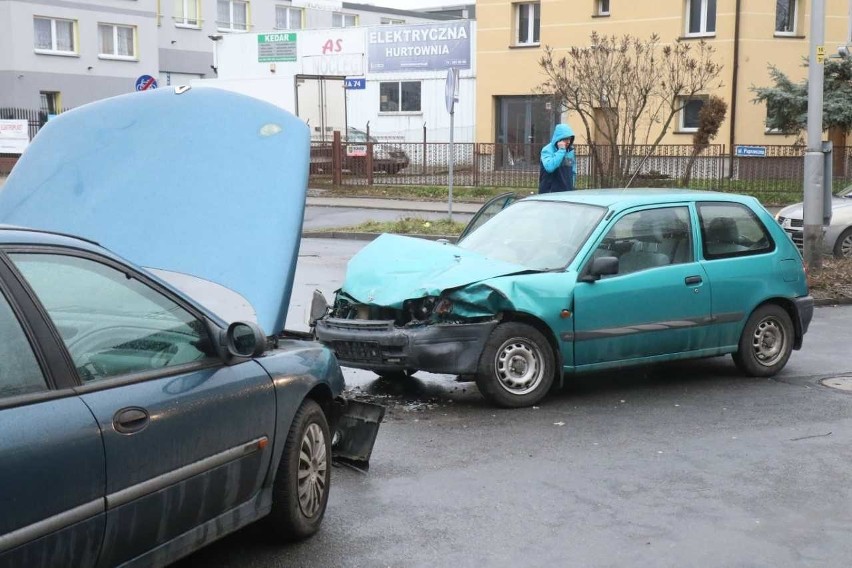 Wypadek koło Korony. Jedna osoba jest ranna. Kierowca renault nie ustąpił pierwszeństwa