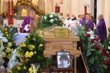 Tłumy na pogrzebie Małgorzaty Korneckiej, nauczycielki ze szkoły w Miedzierzy w powiecie koneckim, mamy gwiazdy Łomży Vive (ZDJĘCIA, WIDEO)