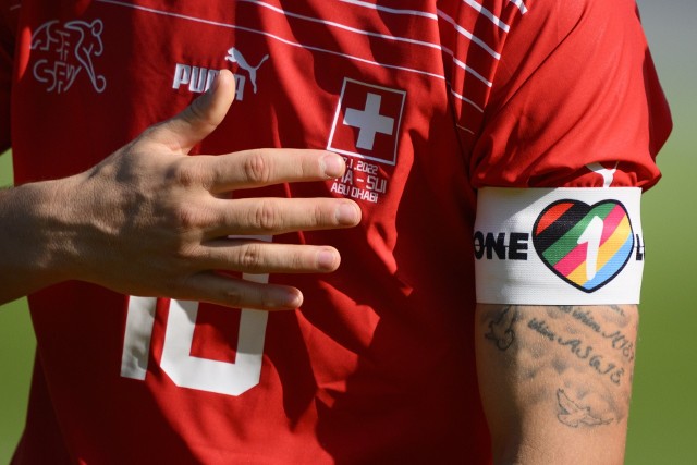 Piłkarze mieli nosić tęczowe opaski w celu promowania integracji i różnorodności w piłce nożnej oraz społeczeństwie