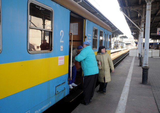 Jak zapewnia przewoźnik średnio, co drugi pociąg relacji Szczecin - Stargard Szczeciński zatrzymuje się na wszystkich stacjach, nie wszystkim pasażerom to odpowiada.