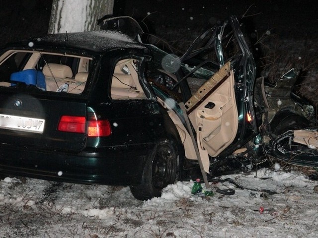 W lutym ub.r. w wypadku pod Brójcami zginęły dwie osoby. Kierowcę tego samochodu zaskoczyły nagłe opady marznącego śniegu. 