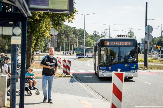 Autobusami linii "59" można bezpośrednio z Kapuścisk dojechać na Bartodzieje, czy do centrum miasta. Mieszkańcy narzekają jednak, że kursy są zbyt rzadkie.
