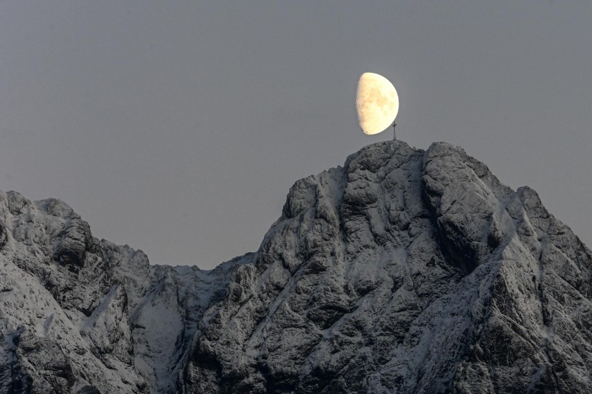 Tatry. Chmury w końcu odsłoniły góry i od razu taki widok! W takim towarzystwie Giewont prezentuje się niesamowicie