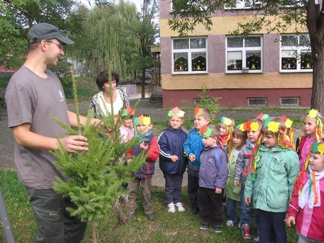Z okazji Dnia drzewa dzieci z przedszkola nr 16 w Przemyślu posadziły sześć drzewek.