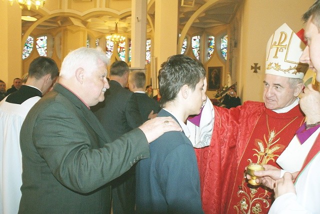 Ks. Stanisław Gębicki, biskup pomocniczy diecezji włocławskiej udziela sakramentu bierzmowania