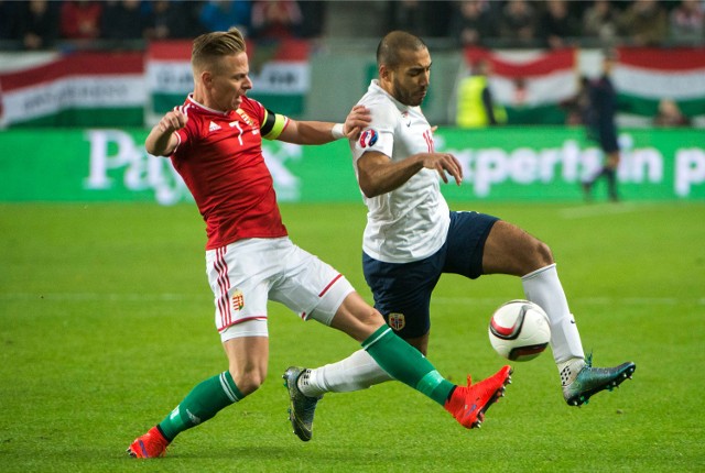 Fragment meczu Węgry - Norwegia. O piłkę walczą Balazs Dzsudzsak (z lewej) i Haitam Alessami