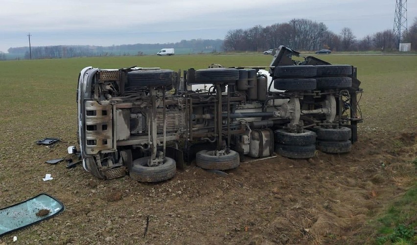 Ciężarowa betoniarka zderzyła się z inna ciężarówką na drodze wojewódzkiej nr 426 w rejonie Olszowej