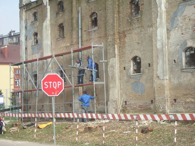 Ścianę browaru od strony ulicy Siennieńskiej rekultywują pracownicy Zakładu Usług Miejskich.