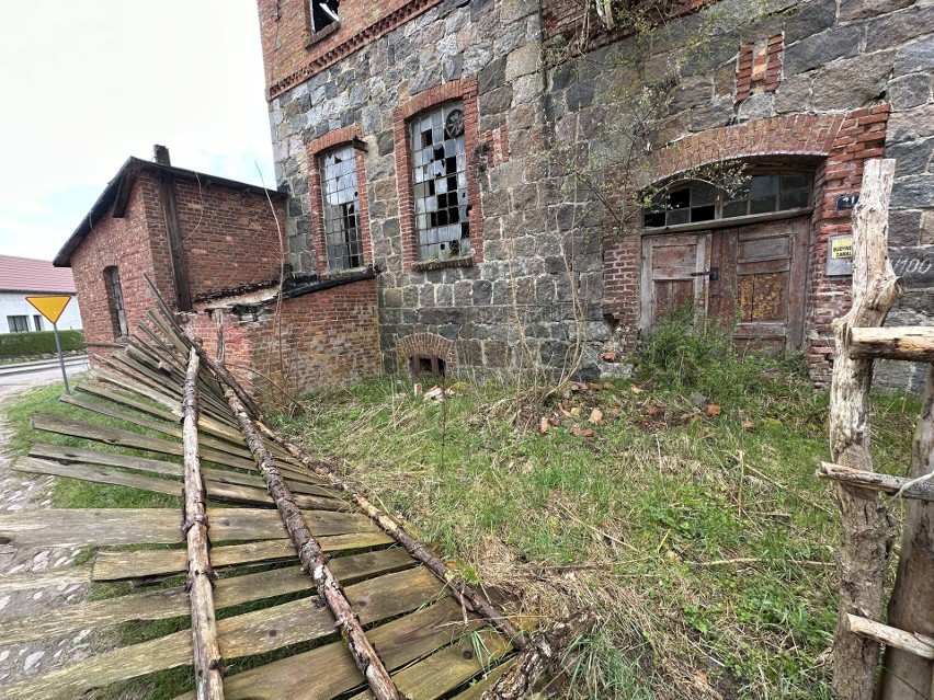 Zrujnowany budynek dawnej gorzelni w Wierszynie.