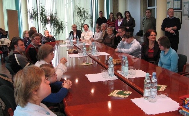Twórcy i wykonawcy przedstawienia spotkali się w sali konferencyjnej magistratu.