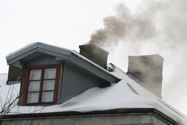 Taki gęsty i czarny dym wydobywał się z komina budynku przy ulicy Targowej 23 w Kielcach.