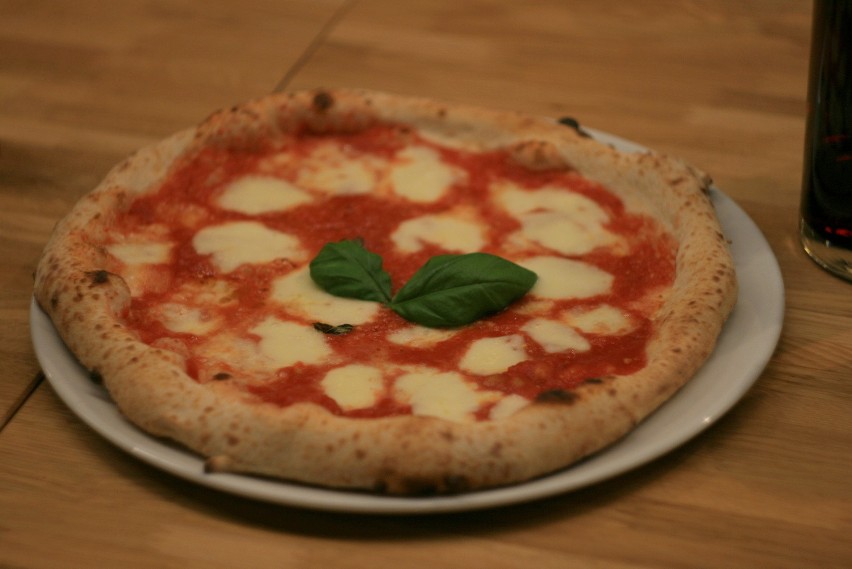 Pizza neapolitańska. Przepis od prawdziwego pizzaiolo