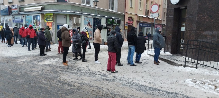 Kolejka po pączki w Sosnowcu przed "Dobrze Nadziane"....