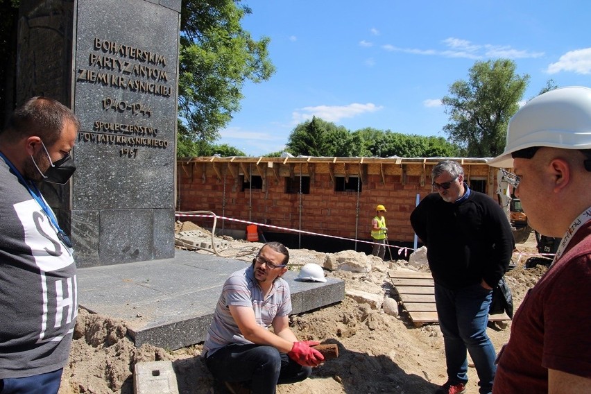 W Kraśniku obok pomnika znaleziono skrzynkę z urnami. „W środku mogą być ludzkie prochy”