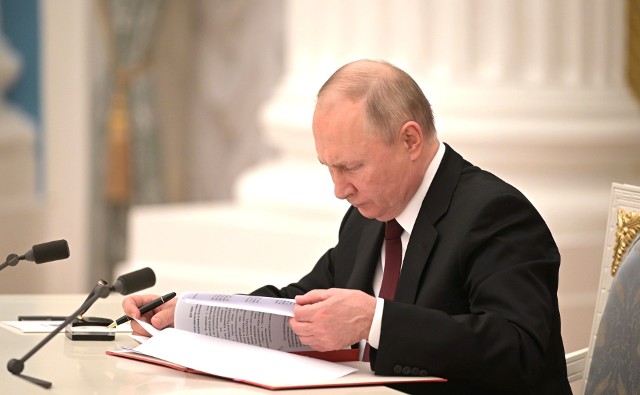 W poniedziałek Putin podpisał dekrety uznające tzw. republiki ludowe w Donbasie