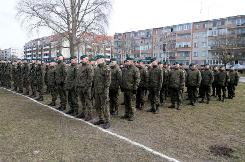 Nowi żołnierze z 2. Brygady Zmechanizowanej ze Złocieńca...