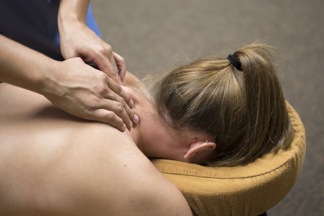 Terapia manualna to ręczne sposoby badania i leczenia dolegliwości bólowych w obrębie kręgosłupa, stawów i mięśni.