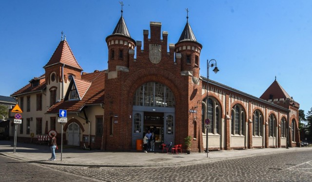 Każdy, kto chciał zobaczyć wyremontowaną Halę Targową od środka, musiał przynieść rośliny, które ozdobią wnętrze. Można było zrobić to pojedynczo lub w grupach. Zobacz więcej zdjęć z gruntownie odnowionego obiektu ►►►