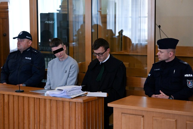Oskarżony Sebastian S. i mecenas Andrzej Mucha na sali rozpraw Sądu Okręgowego w Rzeszowie