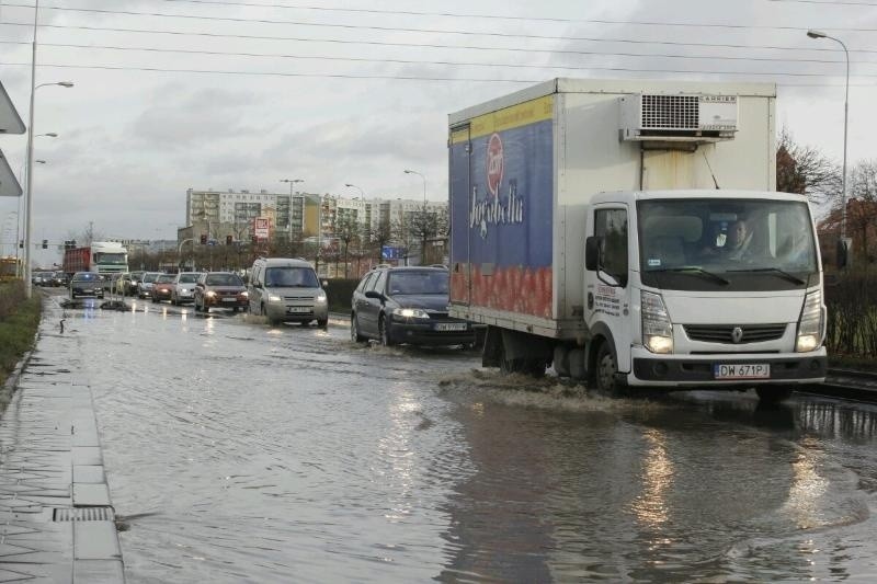 Wrocław: Pękła rura wodociągowa na al. Armii Krajowej. Większa niż pod pl. Dominikańskim!