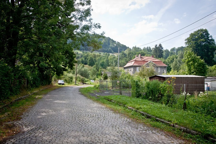 Tunel ma się znajdować pod wzgórzem w okolicy dawnej stacji...