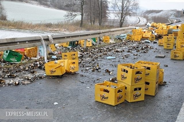 Wypadek na obwodnicy Ząbkowic Śląskich. Tysiące piw Piast na ulicy
