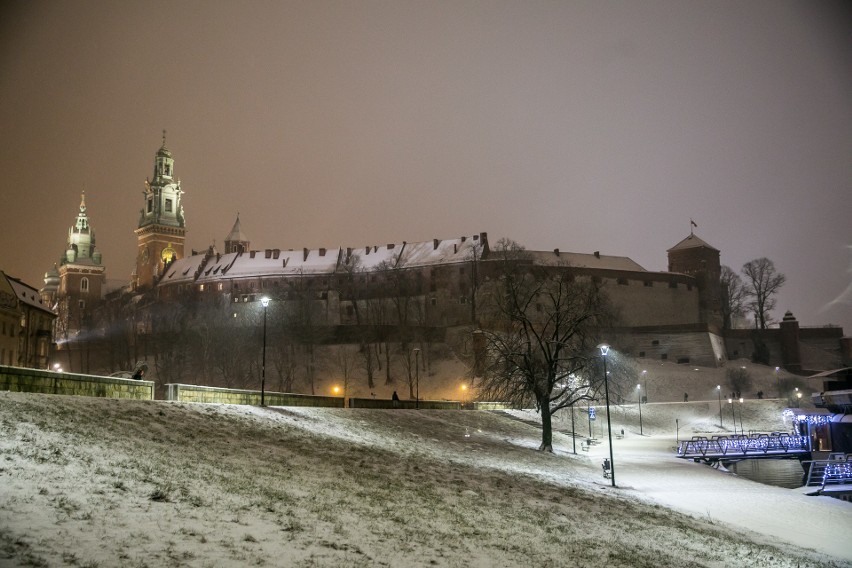 Zima wróciła do Krakowa. Zobacz jak urokliwie wygląda miasto pod białym puchem [ZDJĘCIA]