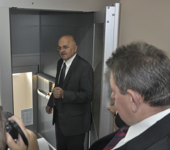 Kilka dni temu oddano do użytku windę w Powiatowym Centrum Informacji Europejskiej i Gospodarczej (na zdj. starosta Gisman).