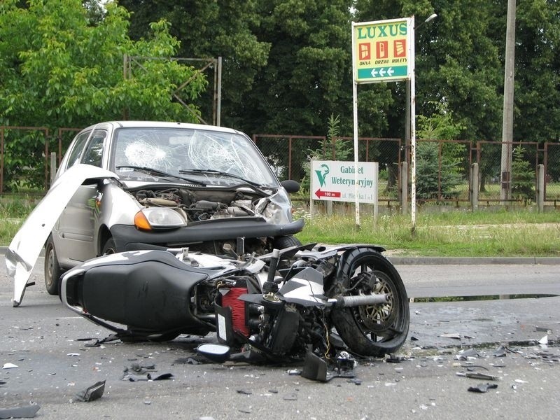 Kedzierzyn-KoLle: Fiat zderzyl sie z motocyklem. Do wypadku...