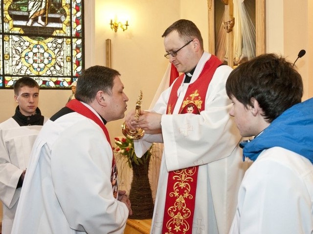 Uroczystości związane z wprowadzeniem relikwii do kościoła w Białogardzie. 