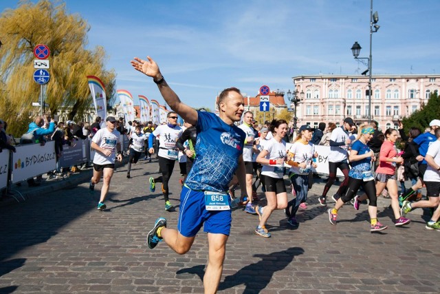 14 kwietnia odbył się wielki bieg ulicami miasta. Bydgoski Bieg Urodzinowy to symboliczna inauguracja sezonu biegowego w naszym mieście. Już od kilku lat kwietniu biegacze wyruszają na ulice, aby na sportowo uczcić nadanie Bydgoszczy praw miejskich. Tak było i dziś. Start i meta zawodów znajdowała się na Moście Staromiejskim. Dystans do pokonania to 5-kilometrowa trasa prowadząca przez ścisłe centrum Bydgoszczy. Zawodnicy mogli spodziewać się zróżnicowanej nawierzchni, schodów, zakrętów i przewężeń. Każdy uczestnik biegu otrzymał pamiątkową koszulkę i medal. W biegu mógł wziąć udział każdy niezależnie od wieku, przygotowania fizycznego czy umiejętności.Zobaczcie zdjęcia z biegu >>>"Dojrzalsi". Nowy program skierowany do seniorów (odc. 1)