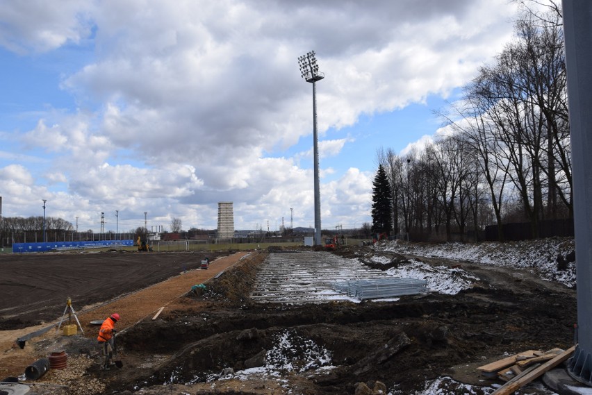 Przy ulicy Limanowskiego trwa budowa nowego stadionu Rakowa...