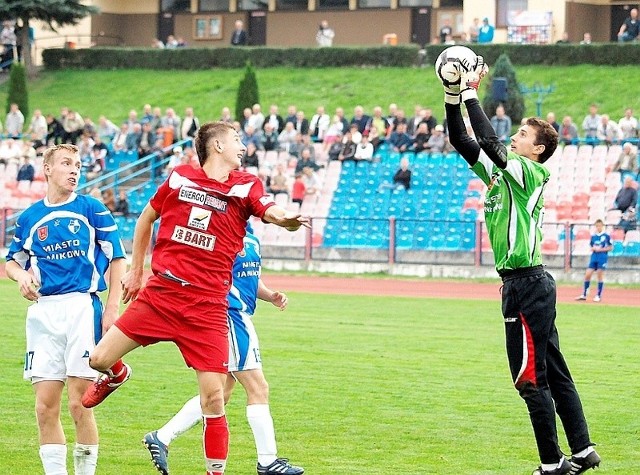 Radosław Mik (czerwony strój) udanie zadebiutował w III lidze. Strzelił jesienią 7 goli. Raz pokonał byłego bramkarza Wdy, obecnie Unii Janikowo, Roberta Tomaszewskiego