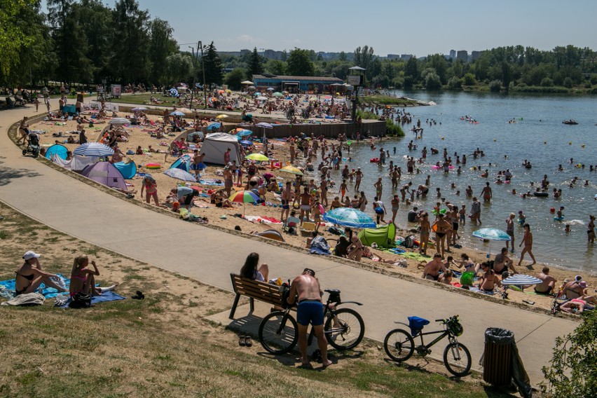 Upały w Krakowie. Krakowianie wypoczywają na Bagrach [ZDJĘCIA]