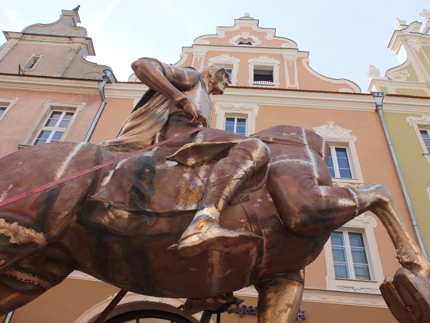 Próbny montaż pomnika Kazimierza I Opolskiego.