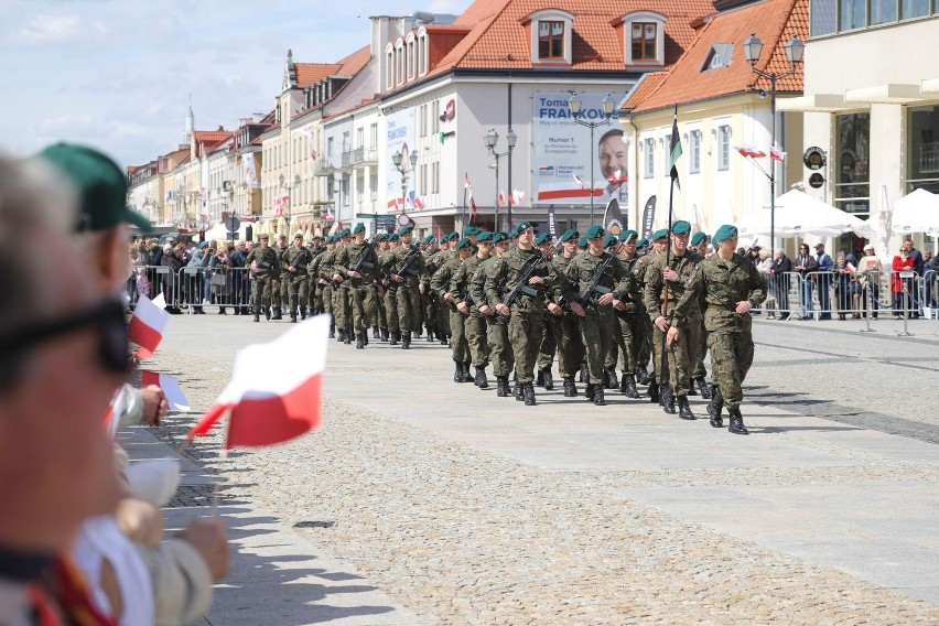 Były oficjalne przemówienia, kwiaty oraz pokazy sprzętu...