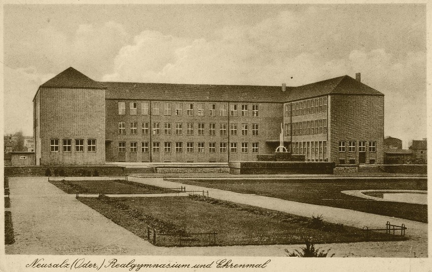 Nowosolskie liceum ok. 1932 roku