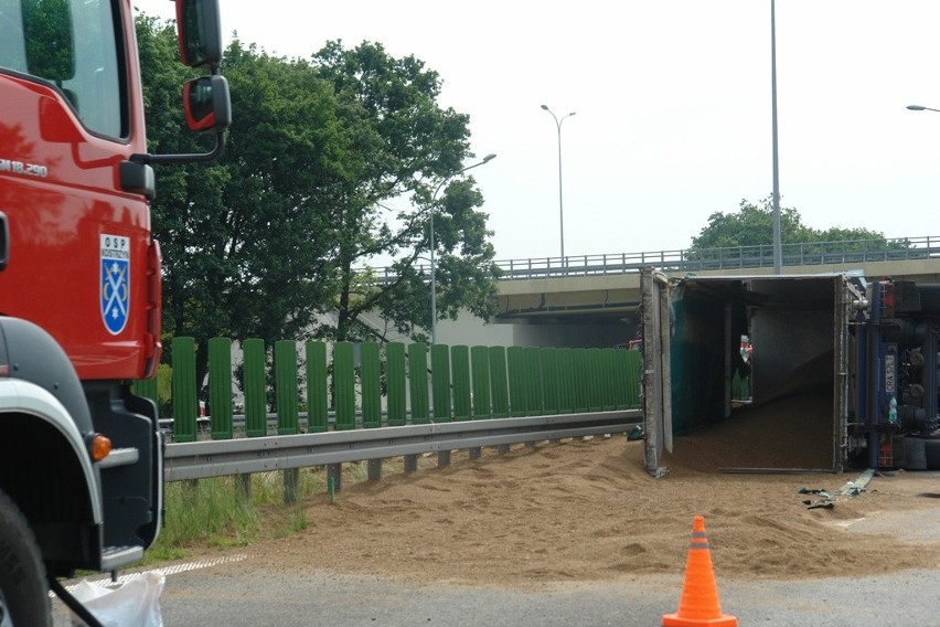 Ciągnik z rzepakiem utrudnia przejazd - uwaga na drodze!