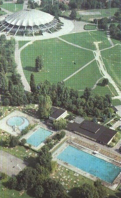 Widok z lotu ptaka na baseny w parku Kasprowicza