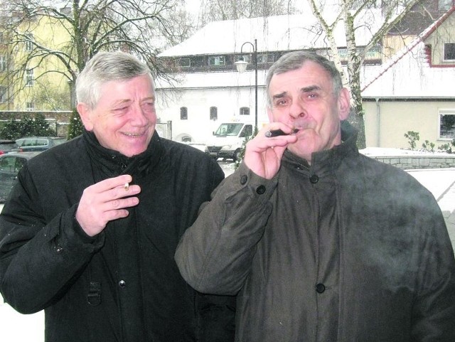 - Nie korzystam z ofert w internecie, papierosy kupuje legalnie, w kiosku - mówi Mirosław Malewicz (z lewej). - Ja też nie potrzebuje tytoniu, palę elektronicznego papierosa - dodaje Mirosław Marlikowski.