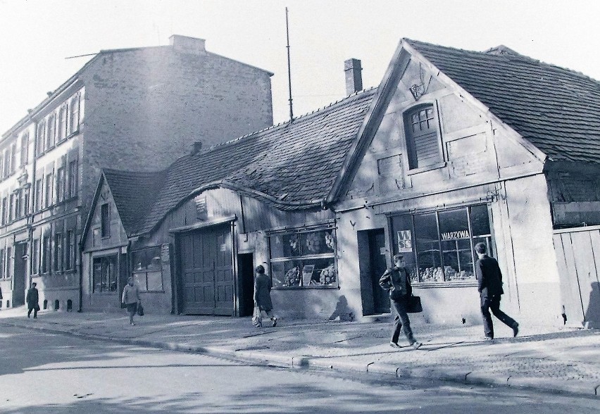 Zabytkowy, jeszcze użytkowany w 1972 roku zajazd pocztowy w...