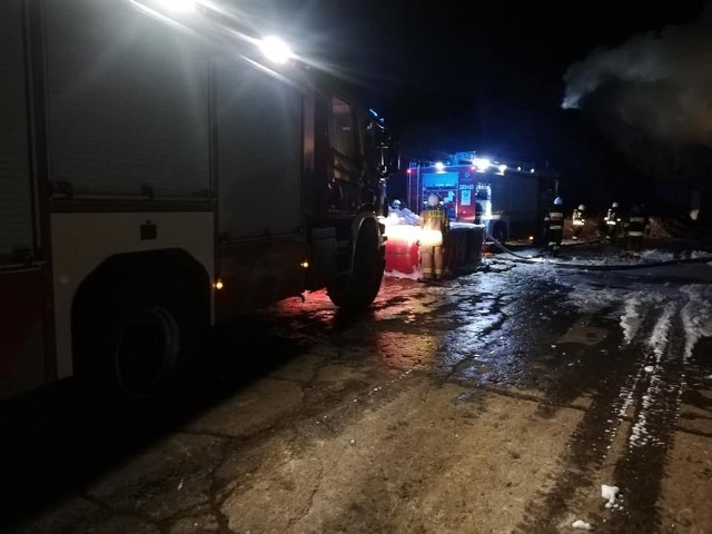 Około godziny 1 w nocy z soboty na niedzielę wybuchł pożar w skupie złomu w Przysiece Polskiej w powiecie kościańskim. - W akcji wzięło udział ponad 20 jednostek straży pożarnej - informuje dyżurny wielkopolskich strażaków.