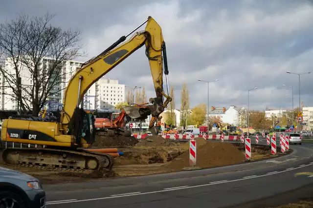 17 sierpnia tego roku rozpoczęły się zasadnicze prace związane z przebudową ronda Rataje w Poznaniu. Tramwaje nie kursują na odcinku wzdłuż ul. Jana Pawła II pomiędzy ul. Kórnicką a rondem. Zmieniła się również organizacja ruchu dla samochodów Zakończenie przebudowy ronda Rataje planowane jest na marzec 2022 roku