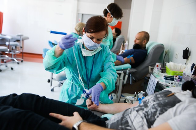 Mamy 7 624 nowe i potwierdzone przypadki zakażenia koronawirusem. Na Śląsku odnotowano 740 nowych zakażeń. Łącznie w Polsce zmarło 341 osób. To dane na dziś, 5 stycznia. Na planszach zobaczysz dane z wszystkich śląskich powiatów.Sprawdź dane z Twojego miasta>>>