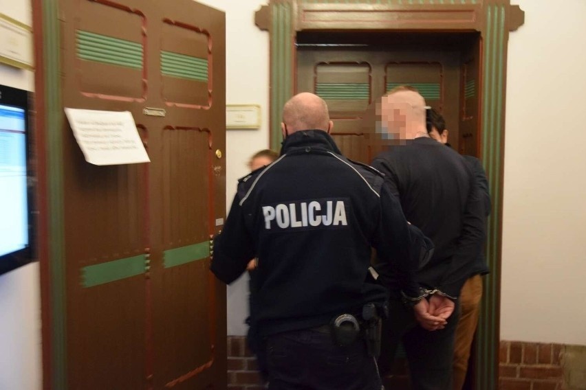 Gwałt w Skokach. W Sądzie Rejonowym w Wągrowcu rozpoczął się proces oskarżonego o ten czyn Patryka K. 