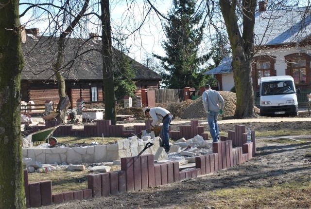 Stary park, ulubione miejsce mieszkańców Solca nad Wisłą jest w fazie przebudowy. Inwestycja została podzielona na dwie części a jej realizacja opiewa na 460 tysięcy złotych.  