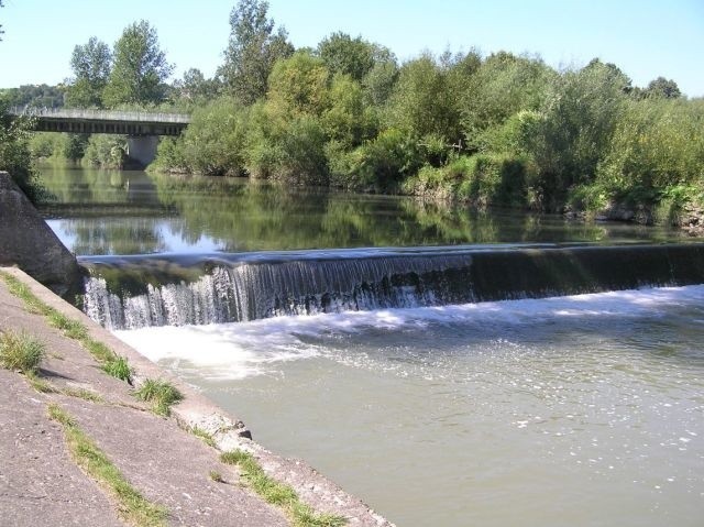 Rzeka Biała Tarnowska wraca do natury. Znikają betonowe progi wodne