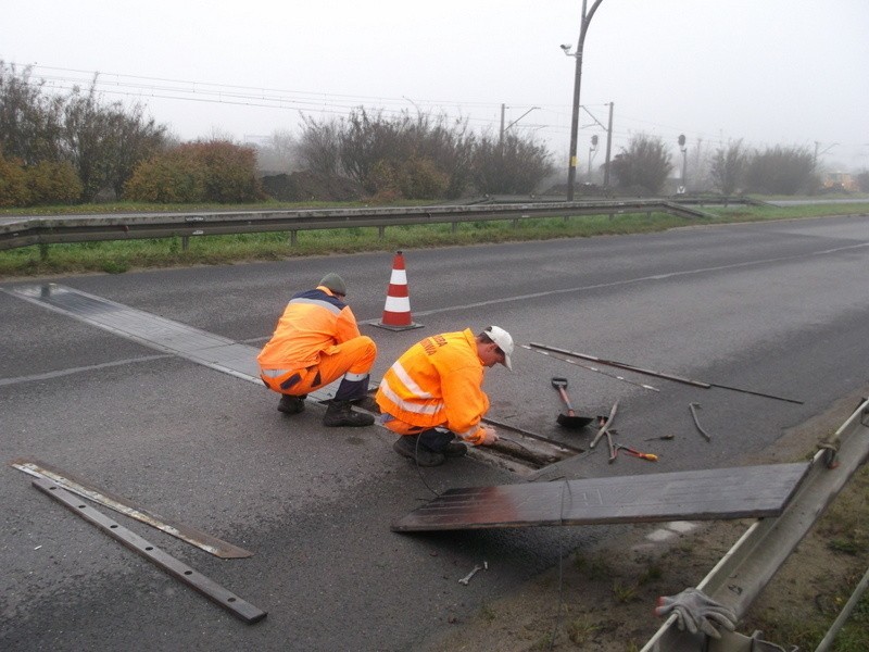 Wrocław: Naprawiali wagi drogowe na trzech ważnych ulicach (ZDJĘCIA)