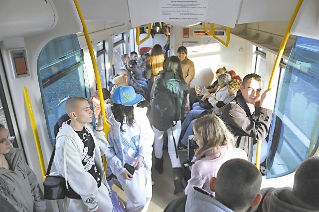 Podróżujący pomiędzy Opolem a Tułowicami pasażerowie szczególnie rano i po południu jadą w ścisku. Ci, którym nie uda się wejść do pociągu, a takich jest sporo, czekają na następne połączenie. Jeśli na trasę wyjadą dodatkowe autobusy, problem zniknie.